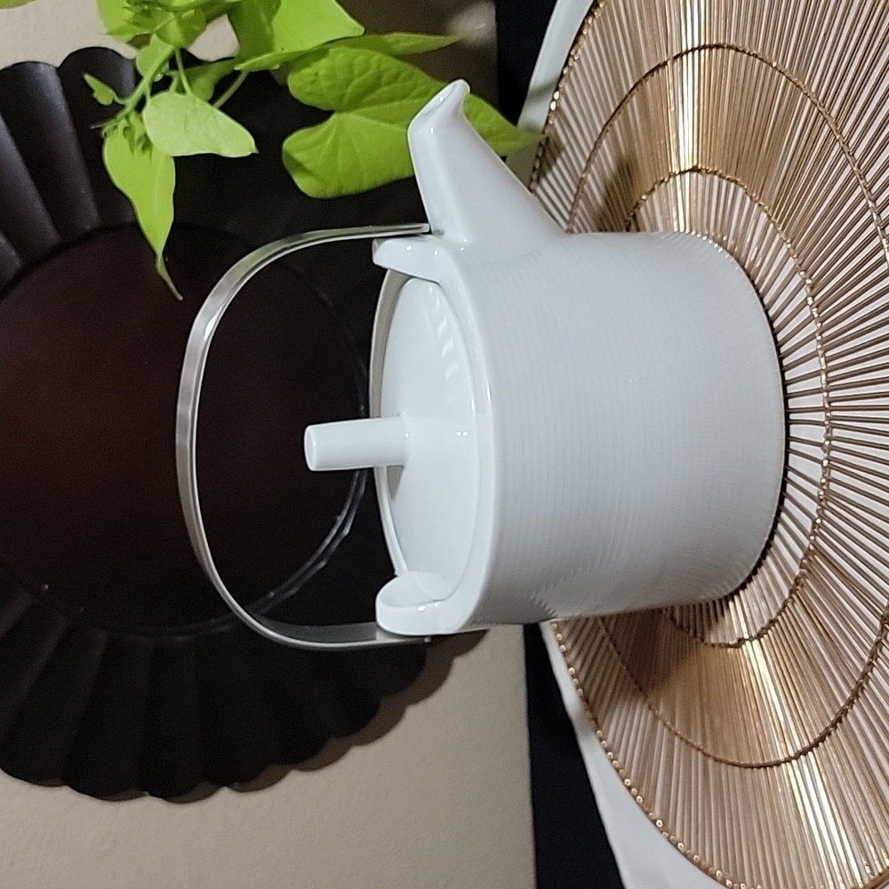 Thomas Loft White Tea/Coffee Pot.